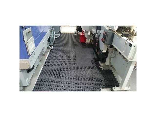 WEARWELL 560 Vinyl, 18 in W x 18 in L, 10 PK