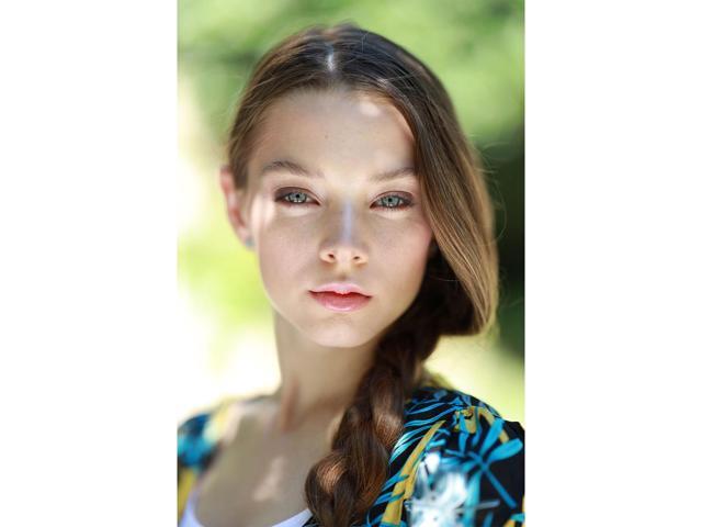 Canon - RF85mm F1.2 L USM Mid-Telephoto Prime Lens for EOS R-Series Cameras - Black - image 5