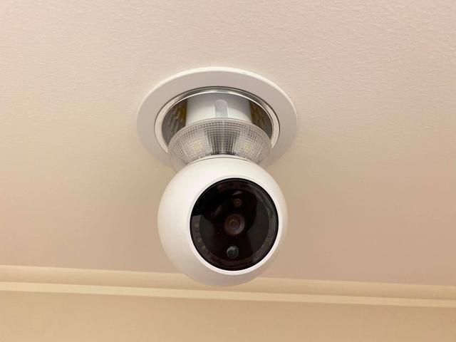 Amaryllo Zeus: 360° Light Bulb security Camera 1080p with Night Vision, 256-bit Military Grade Encryption, 2-Way Audio, Unlimited Cloud storage,...