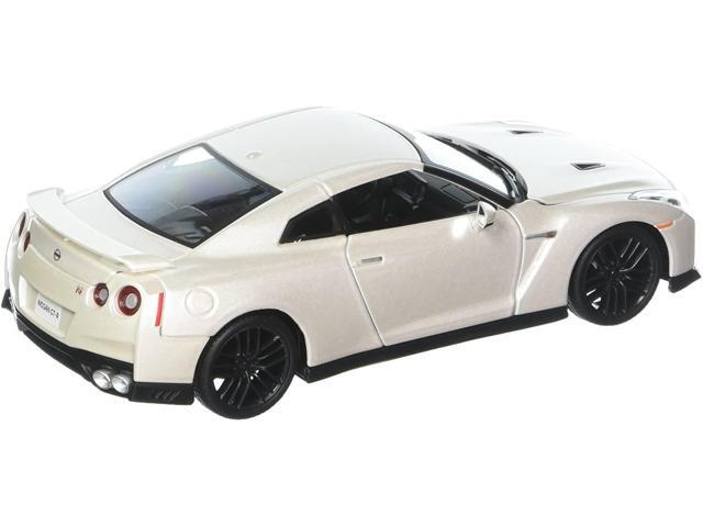 2017 Nissan GT-R R35 White 1/24 Diecast Model Car by BBurago