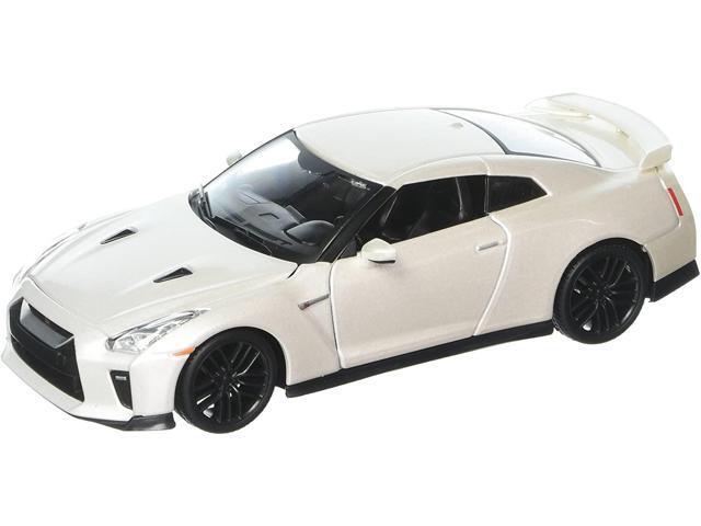 2017 Nissan GT-R R35 White 1/24 Diecast Model Car by BBurago