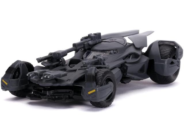 2017 Batmobile with Diecast Batman Figurine 'Justice League' (2017) Movie 'DC Comics' 'Hollywood Rides' Series 1/32 Diecast Model Car by Jada