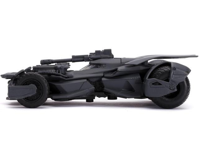 2017 Batmobile with Diecast Batman Figurine 'Justice League' (2017) Movie 'DC Comics' 'Hollywood Rides' Series 1/32 Diecast Model Car by Jada