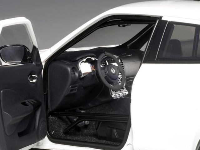 Nissan Juke R 2.0 White 1/18 Model Car by Autoart