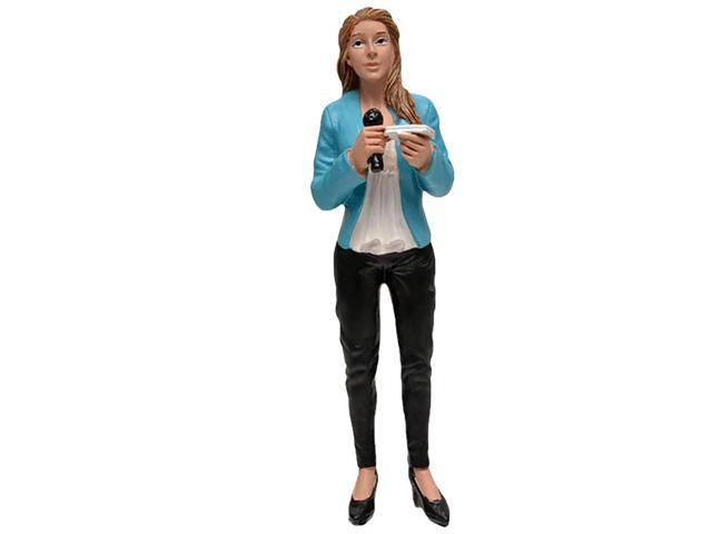 Camera Crew Figure IV 'Pretty Reporter' For 1:24 Scale Models by American Diorama