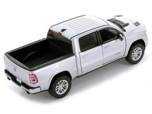2019 RAM 1500 Laramie Crew Cab Pickup Truck Silver Metallic 1/24 Diecast Model Car by Motormax