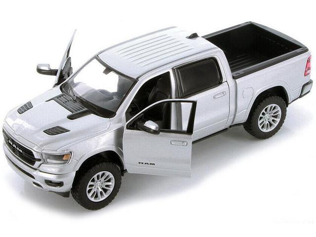 2019 RAM 1500 Laramie Crew Cab Pickup Truck Silver Metallic 1/24 Diecast Model Car by Motormax