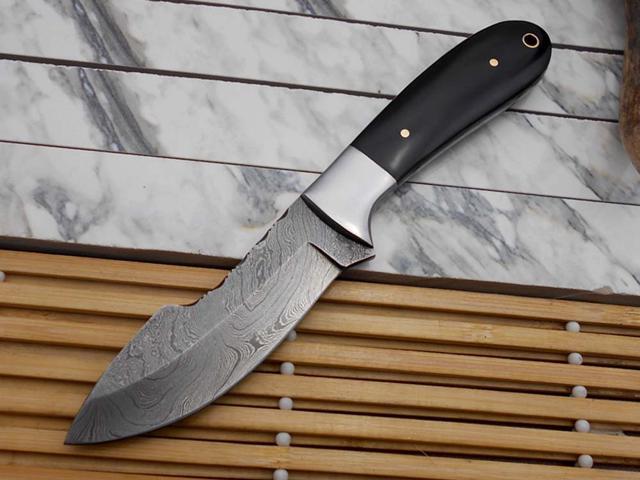 9 Inches long full tang Hand Forged Damascus steel custom made hunting Knife Bull horn scale with bolster 4' blade cow hide leather sheath
