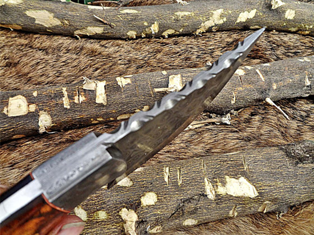7' long compact Hand Forged Damascus Steel wide blade Knife with 3.5' cutting, Natural Rose wood scale with Bolster cow hide leather sheath