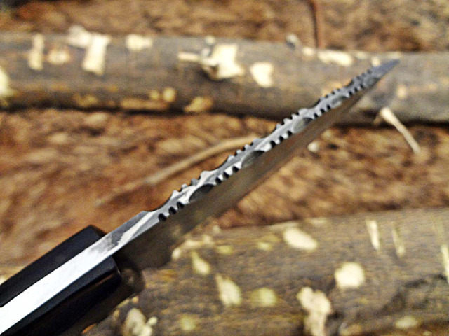 7.5' Long Damascus steel hand forged compact skinning Knife, 4' drop point full tang blade, Bull horn scale, Cow hide Leather sheath