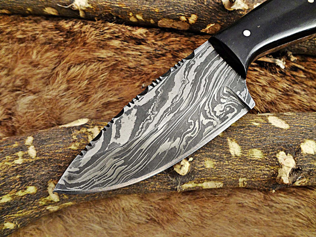 7.5' Long Damascus steel hand forged compact skinning Knife, 4' drop point full tang blade, Bull horn scale, Cow hide Leather sheath