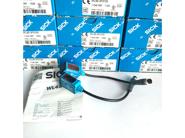 SICK WL4-3F3130 Miniature photoelectric sensors,PNP,New