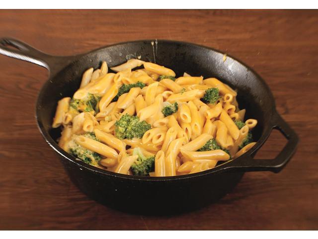 Lodge L8DSK3PLT Cast Iron Deep Skillet, 3 Quart, Black