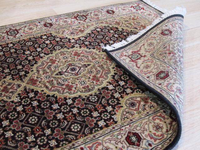 Black Hand Knotted Wool Traditional Oriental Mahi Rug, Made in India