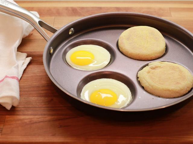 TECHEF - Eggcelente Pan, Plett Pan, Multi Egg Pan, 4-Cup Egg Frying Pan, Nonstick Egg Cooker Pan, (Made in Korea) (Purple)