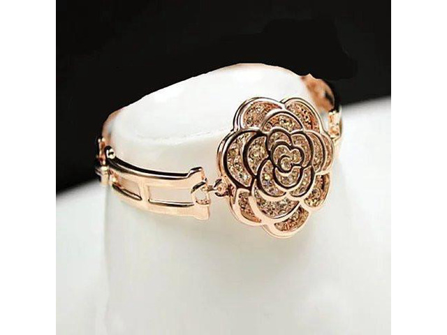 Vista ROSE IS A ROSE 18kt Rose Crystal Bracelet In Rose Gold Polish - Rose Gold