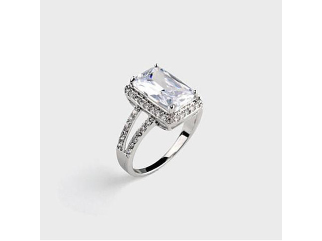 Vista Purity Classic Ring In Emerald Shape - Clear / No Color