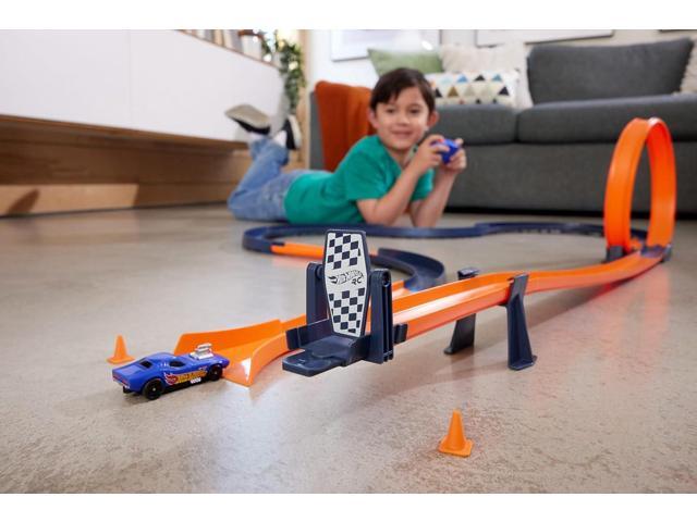 Hot Wheels Toy Car RC Track Set with 1:64 Scale Remote-Control Vehicle & 30+ Pieces of Race Track to Create Multiple Configurations
