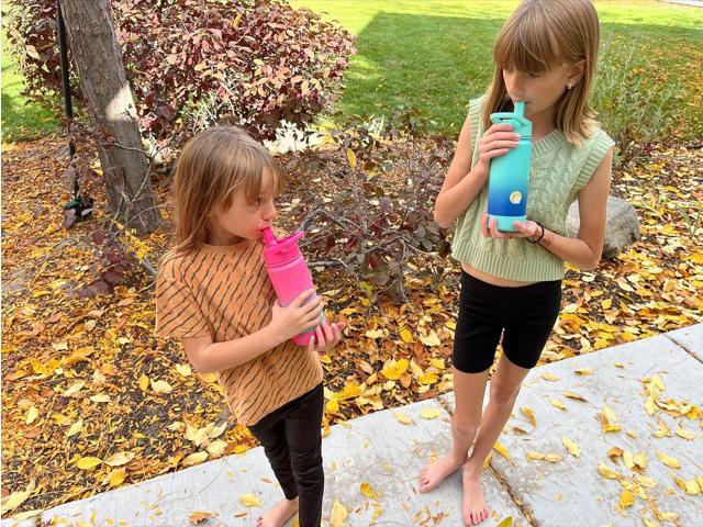 mininoo Kids Water Bottle for School, 16oz Stainless Steel Insulated Water Bottle Kids with Straw Lid for Girls, Boys (Sweat Peach)