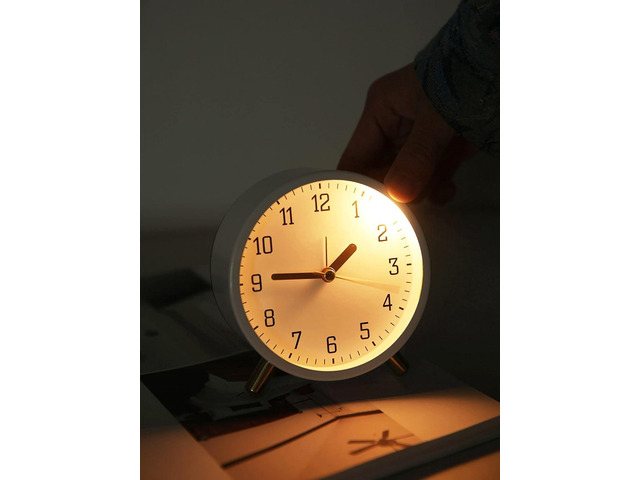SHISEDECO Alarm Clock with Backlight, 4.5 inches Bedside Analog Non-Ticking Silent Small Deskclock with Arabic Numerals, Battery Operated Round...