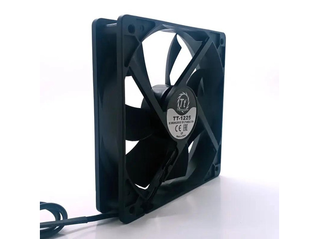 Suitable for Thermaltake TT-1225 12cm desktop CPU water cooling fan, ultra-quiet 3-pin 3P silent chassis cooling fan.
