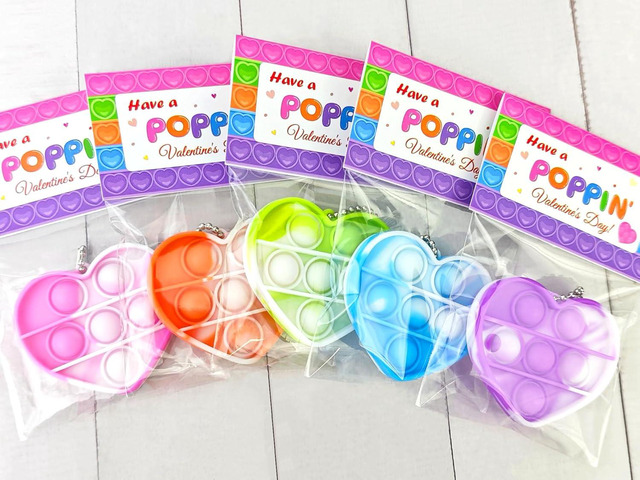 Wondrus Holiday Gifts Exchange Cards for Classroom Kids 28 Pcs, Heart Pop Fidget Toys with Keychains for Preschool Toddlers,Non Candy Party Favors...