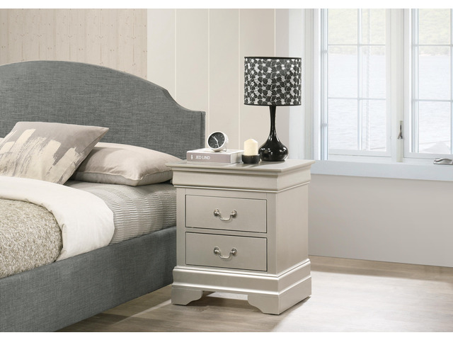 Elegant Traditional Nightstand In Silver Champagne