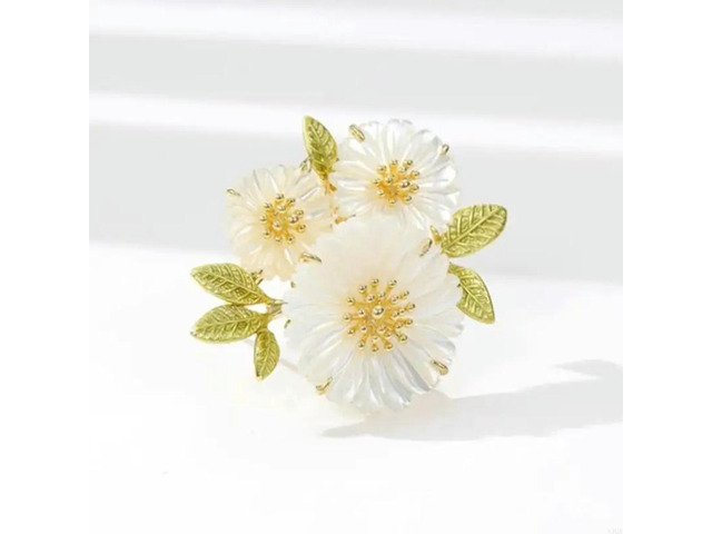 Womens Fashionable Floral Lapel Pin Spring Flower Brooch Fashion Accessory