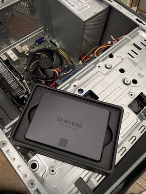 SAMSUNG 870 QVO SATA III SSD 8TB 2.5 SAMSUNG 870 QVO SATA III SSD 8TB 2.5