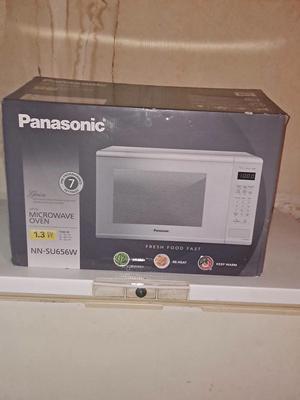 Panasonic Genius Sensor 1.3 cu. ft. 1100W Countertop Microwave