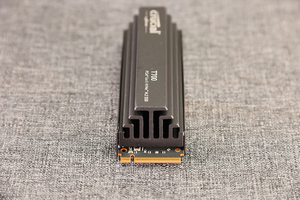 Crucial T700 GEN5 NVME M.2 SSD w/ Heatsink 2280 1TB PCI Crucial T700 GEN5 NVME M.2 SSD w/ Heatsink 2280 1TB PCI