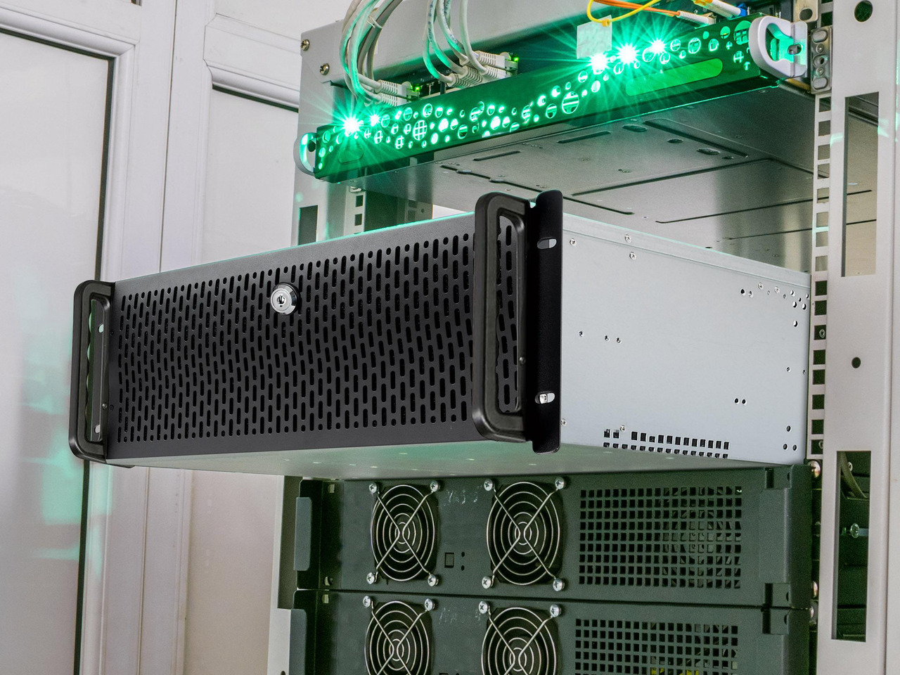 Open Box: Rosewill 4U Server Chassis Rackmount Case - Upgraded Edition with Sudokoo SK120 PWM High-Airflow Fans | 8 x 3.5" HDD Bays, 3 x 5.25" Bays | ATX, CEB Compatible |2x USB 3.0 | Front Panel Lock - Newegg.com - Open Box condition - Image 12
