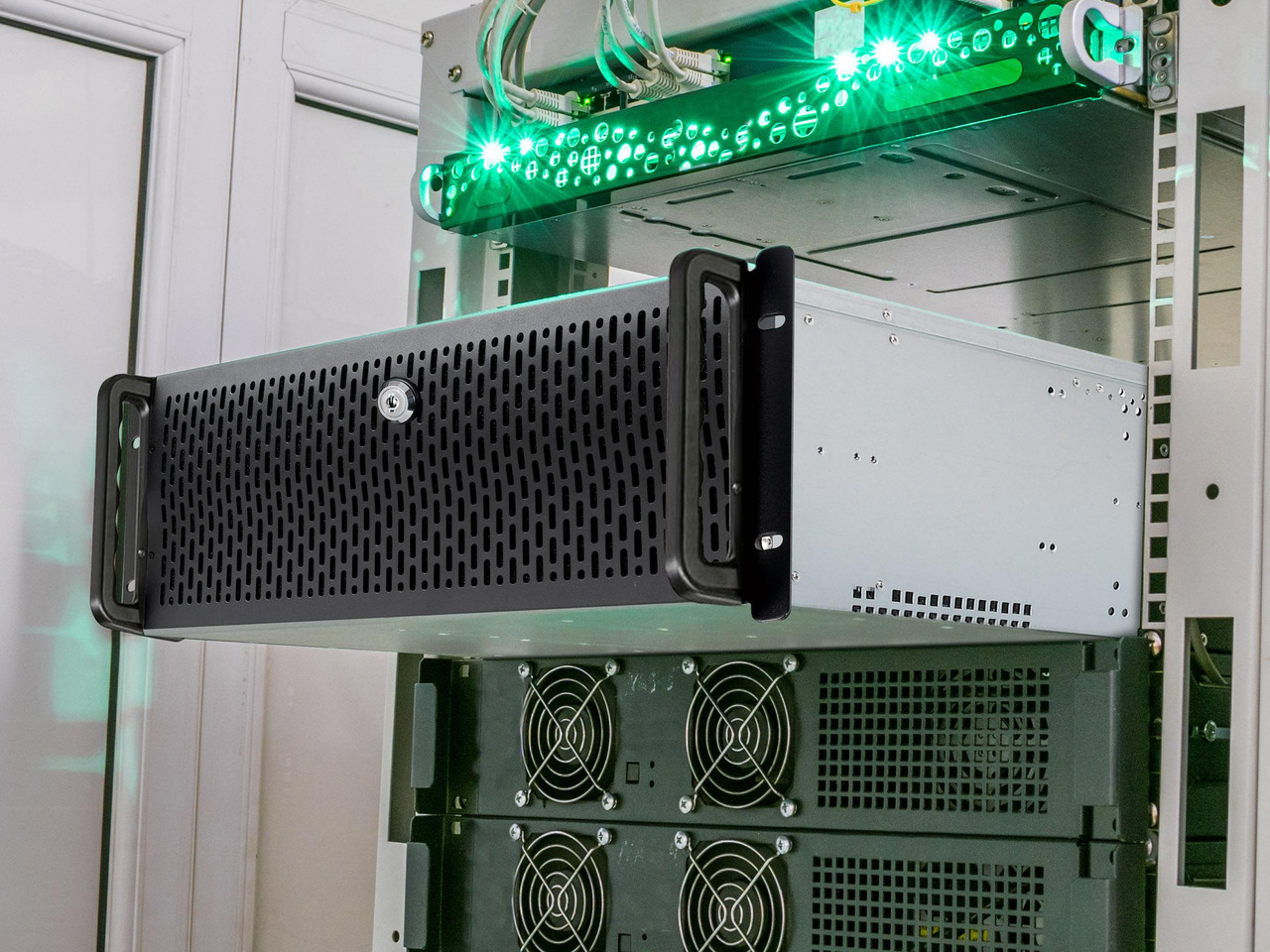 Open Box: Rosewill 4U Server Chassis Rackmount Case - Special Edition with 5 x Sudokoo SK120 PWM High-Airflow Fans | 2 x Rear 80mm Fans | 8 x 3.5" HDD Bays, 3 x 5.25" Devices | E-ATX Compatible | 2 x USB 3.0 - Newegg.com - Open Box condition - Image 15
