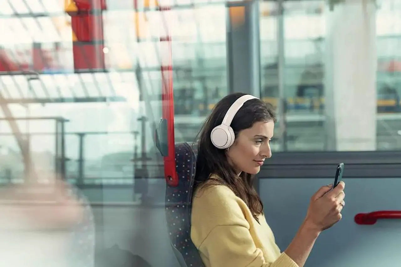 PHILIPS White TAH4205WT/00 On-ear Wireless Headphones - Newegg.com