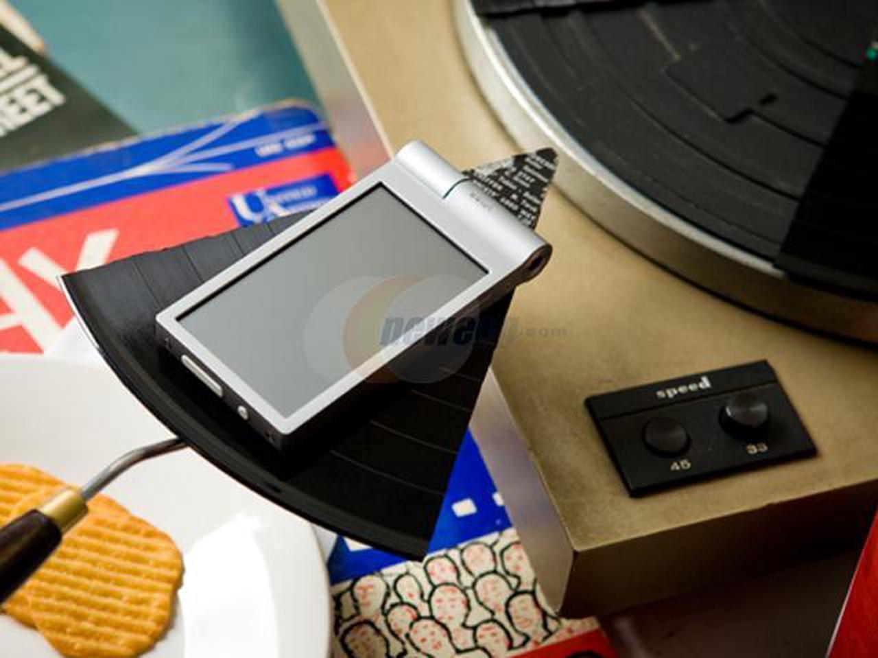 Alt view image 11 of 11 - iRiver 3.3" Silver 4GB MP3 / MP4 Player SPINN