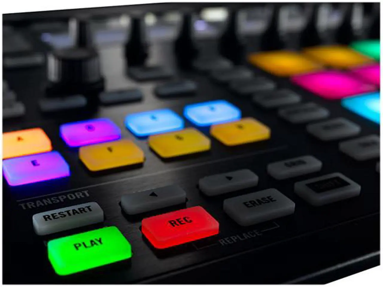 Alt view image 3 of 8 - Native Instruments MASCHINE MK2 Groove Production Studio (Black)