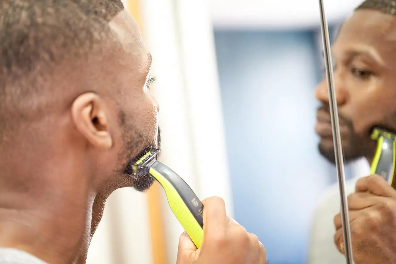 Alt view image 6 of 13 - Philips Norelco OneBlade Original Face, Electric Razor and Styler, QP1424/70