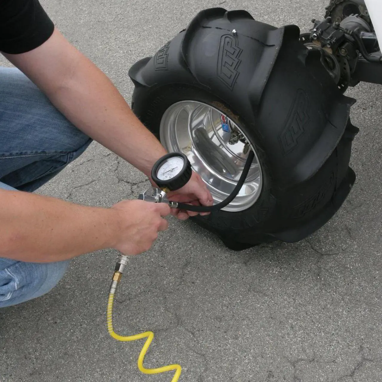 Alt view image 8 of 11 - VIAIR 40045 Viair 400P-A Automatic Portable Air Compressor Kit