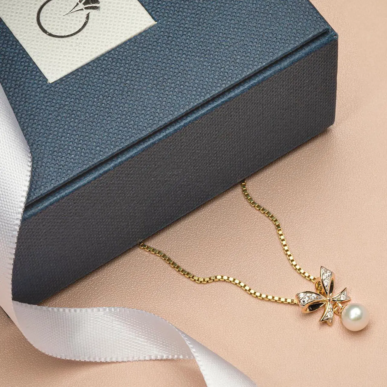 Alt view image 5 of 5 - 14K Yellow Gold Freshwater Pearl Bow Tie Dangle Pendant Necklace