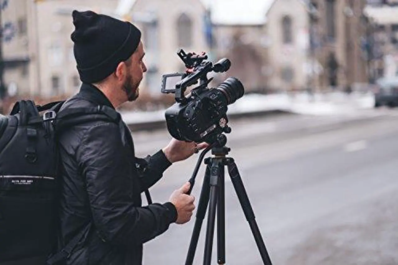 Alt view image 5 of 15 - Vanguard Alta Pro 2 263AV Aluminum Tripod with Alta PH-114V Video Head