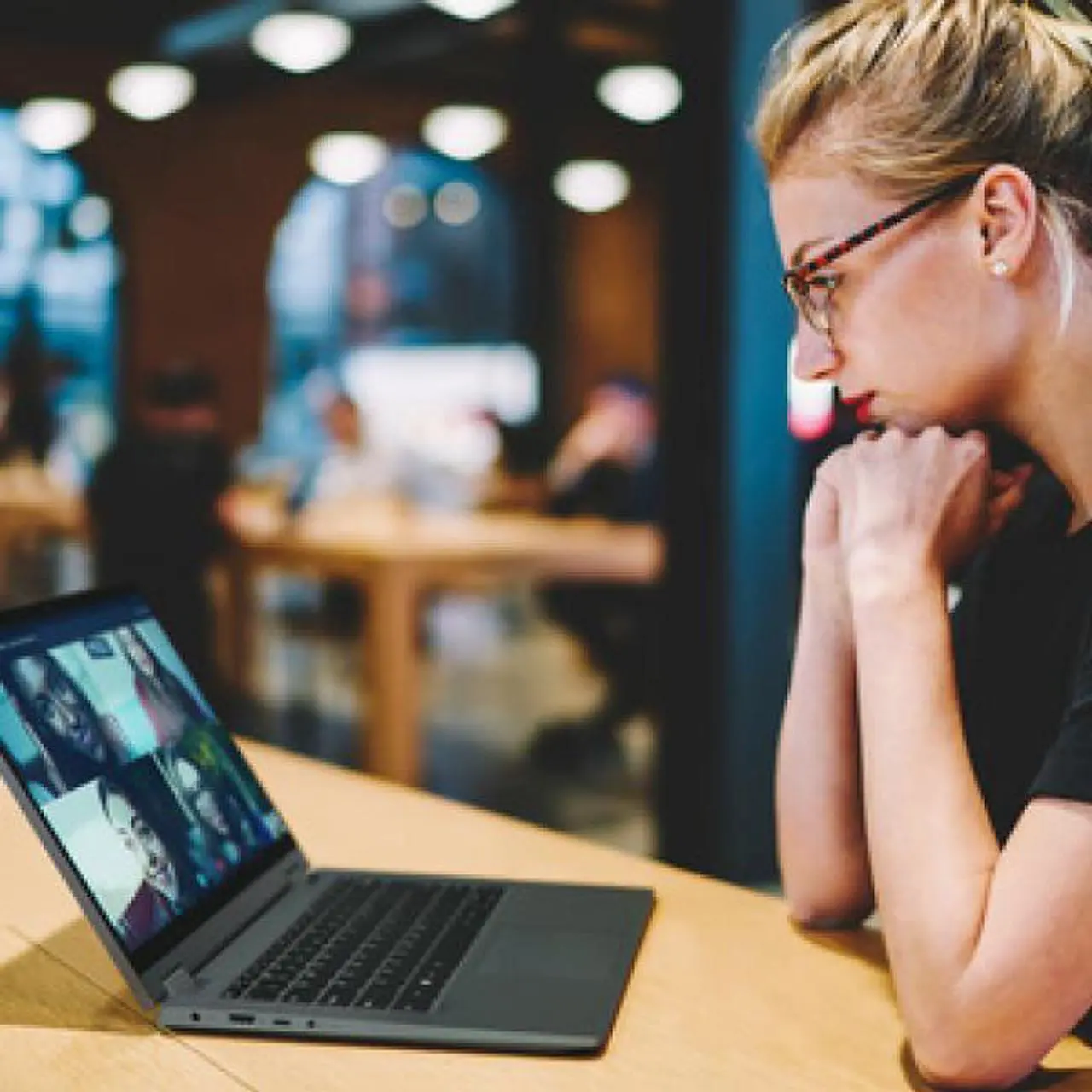 Alt view image 4 of 15 - Lenovo IdeaPad Flex 5 15IIL05 Intel Core i3-1005G1 8GB Memory 128 GB PCIe SSD Intel UHD Graphics 15.6" 10-point Multi-touch 1920 x 1080 Convertible 2-in-1 Laptop Windows 10 in S mode 81X3000BUS