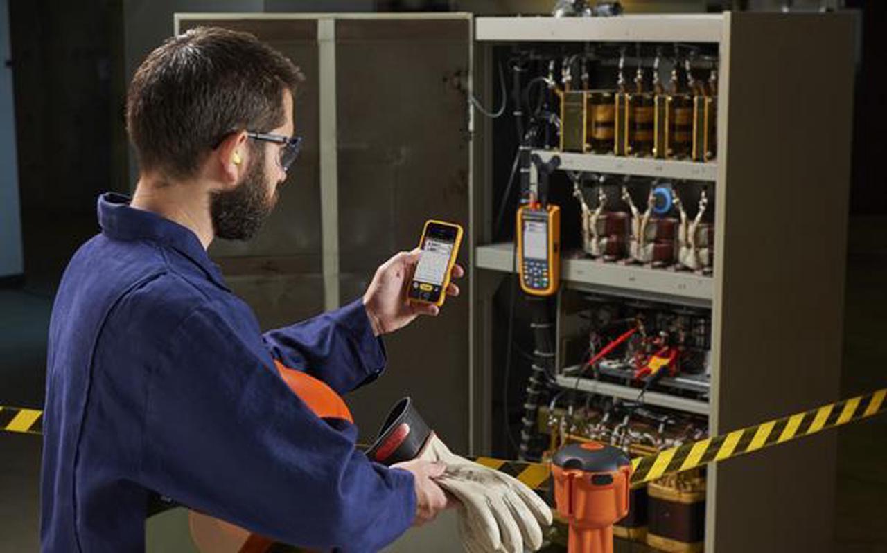 Alt view image 2 of 11 - Fluke 123B Industrial ScopeMeter® Hand-Held Oscilloscope, 20 MHz