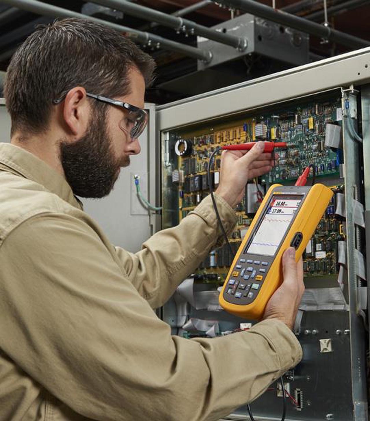 Alt view image 3 of 11 - Fluke 123B Industrial ScopeMeter® Hand-Held Oscilloscope, 20 MHz