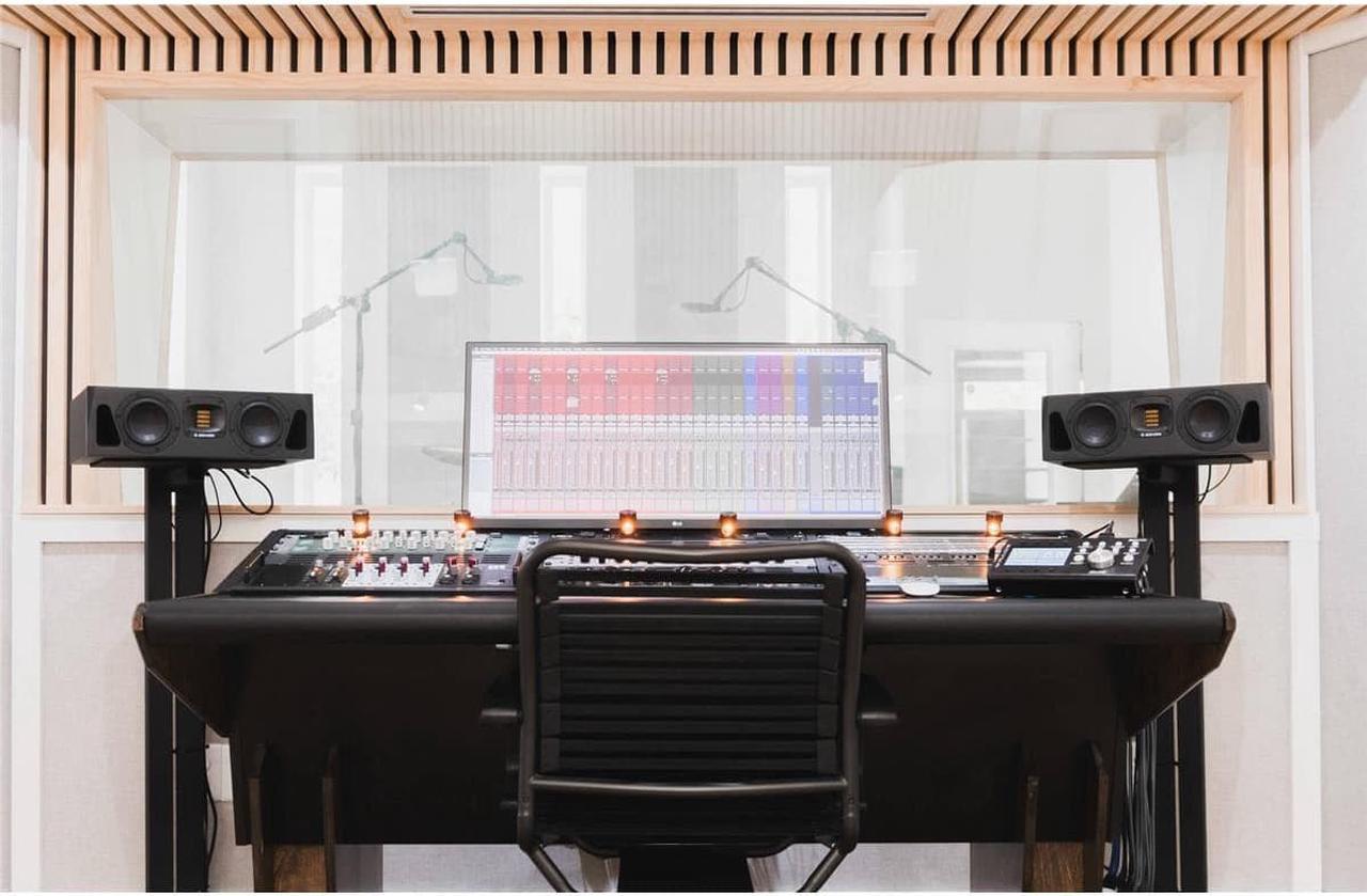 Alt view image 4 of 9 - Adam Audio A44H Horizontal 4" 130W Powered Active 2-Way Studio Monitor #12105600
