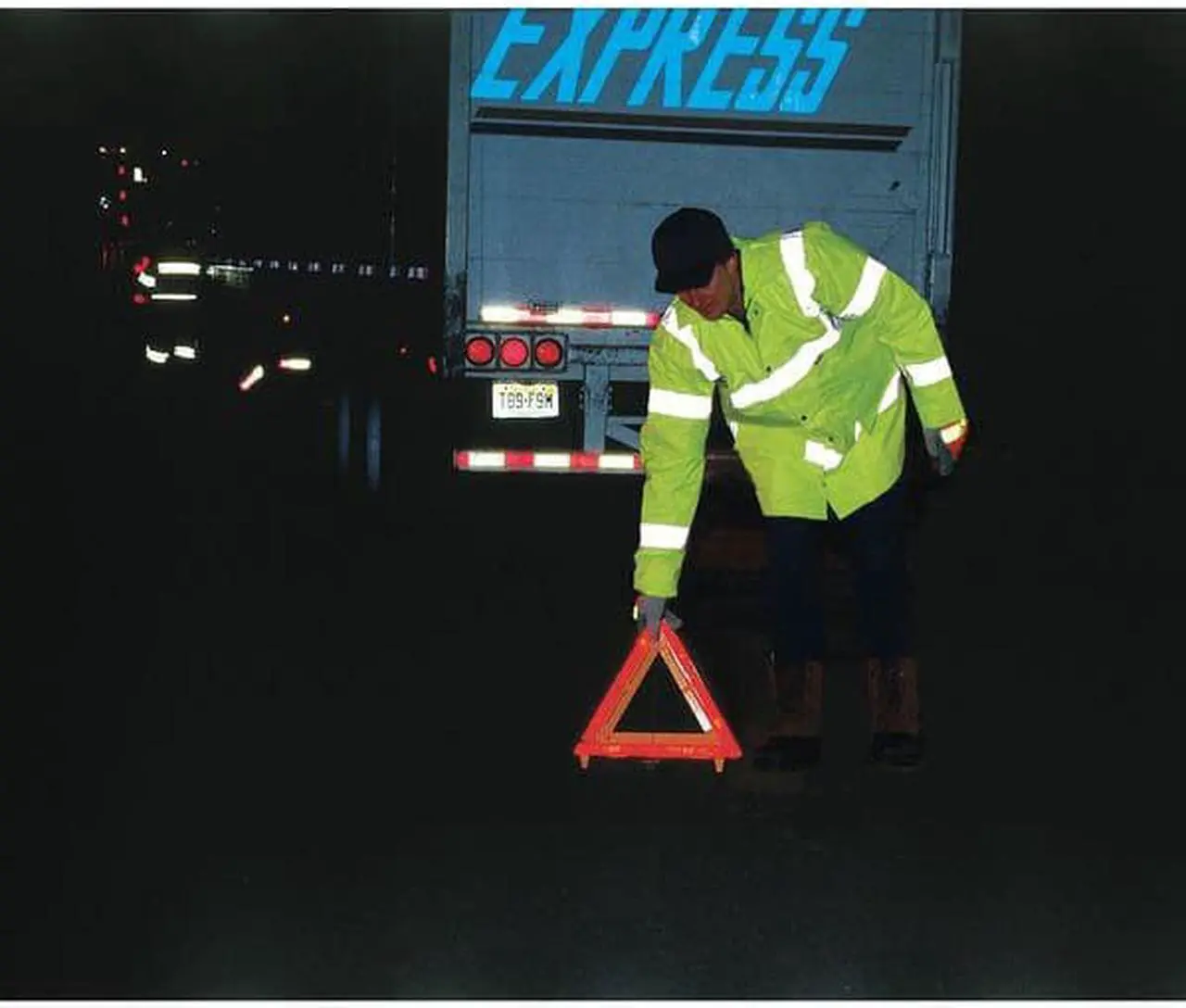 Alt view image 6 of 6 - CORTINA 95-03-009 Emergency Warning Triangle Kit