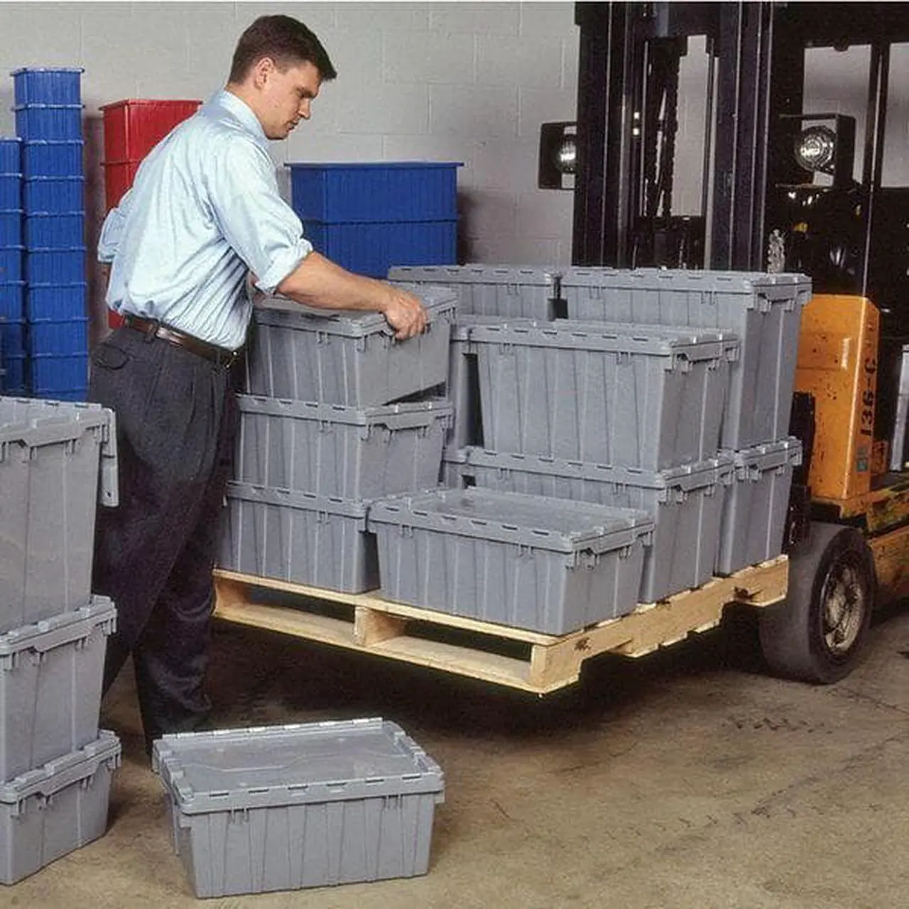 Alt view image 5 of 7 - AKRO-MILS 39120RED Attached Lid Container, 12 gal, 21 1/2 in L, 15 1/4 in W, 12