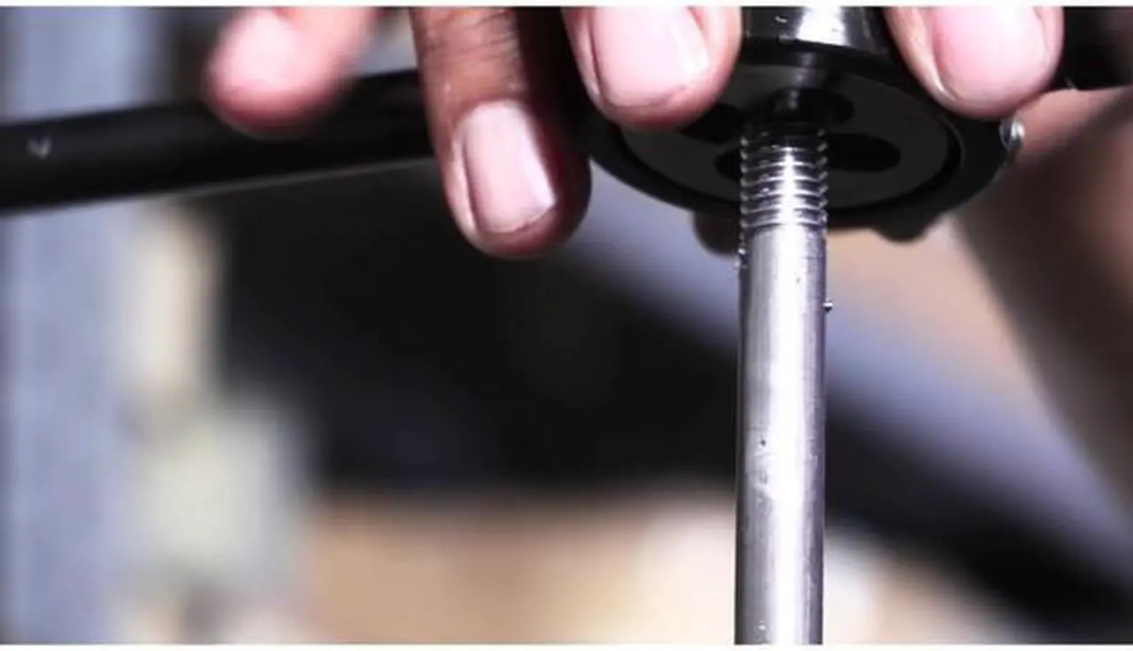 Alt view image 4 of 7 - DRILL AMERICA DWTSR1-3856 3/8"-56 UNS X 1" OD HSS Round Adjustable Die