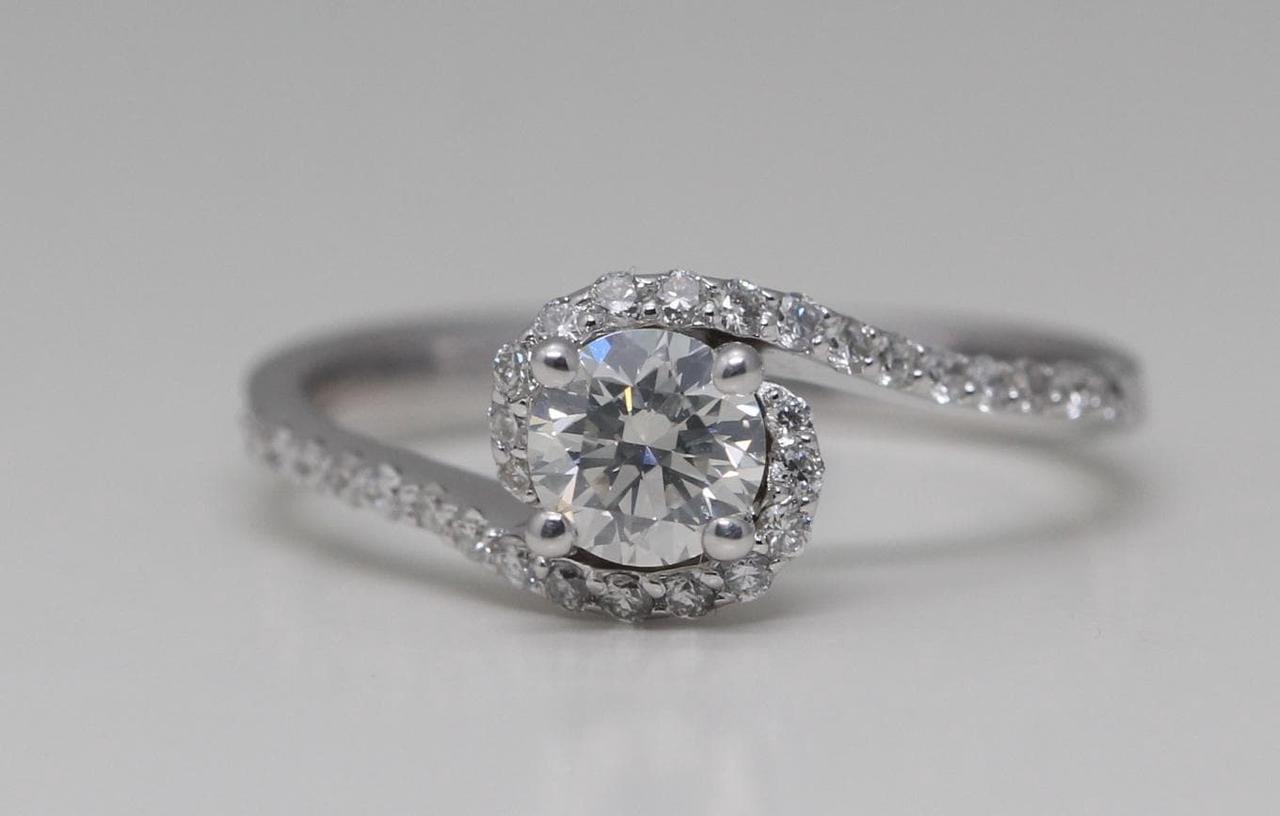 14k White Gold Round Cut Styled Halo Diamond Engagemnt Ring (0.81 Ct,I Color,VS2 Clarity)