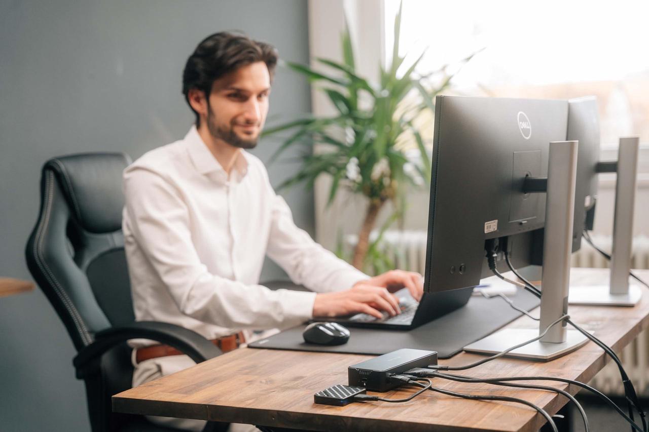 Alt view image 11 of 12 - Verbatim USB-C Pro Docking Station 15-In-1 256GB Vi3000 SSD