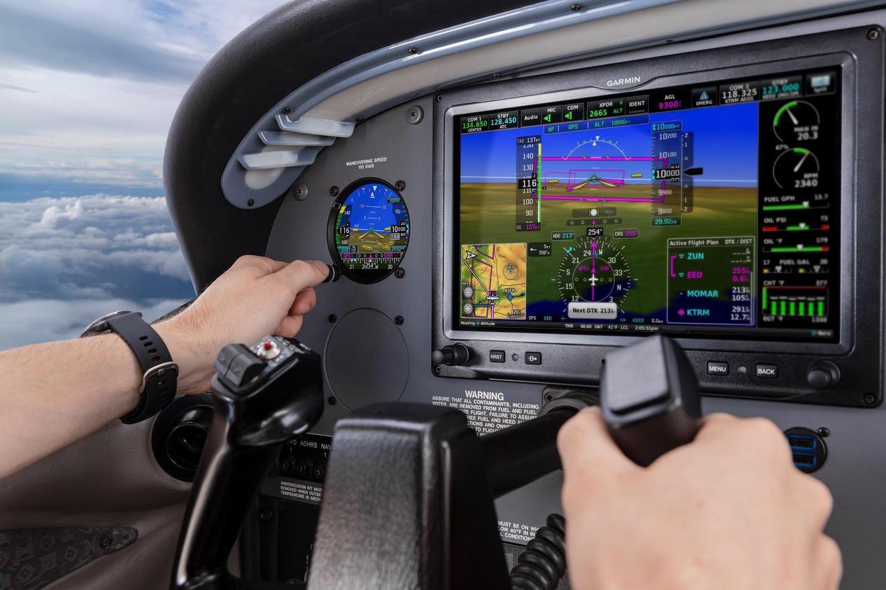 Alt view image 4 of 4 - Garmin D2 Air X10, GPS, Black Passivated, Bundle